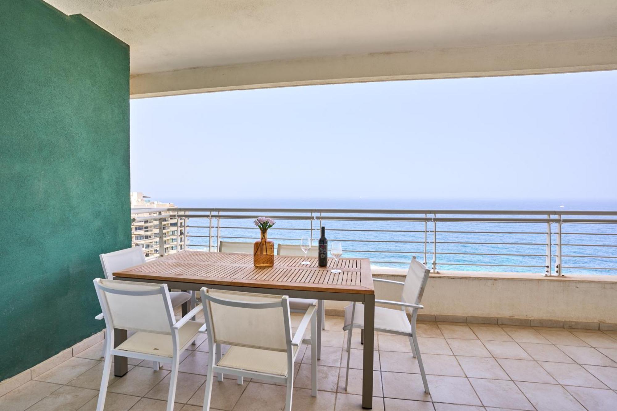 Stunning 3-Bedroom Seaview Retreat In Fort Cambridge Sliema Eksteriør bilde