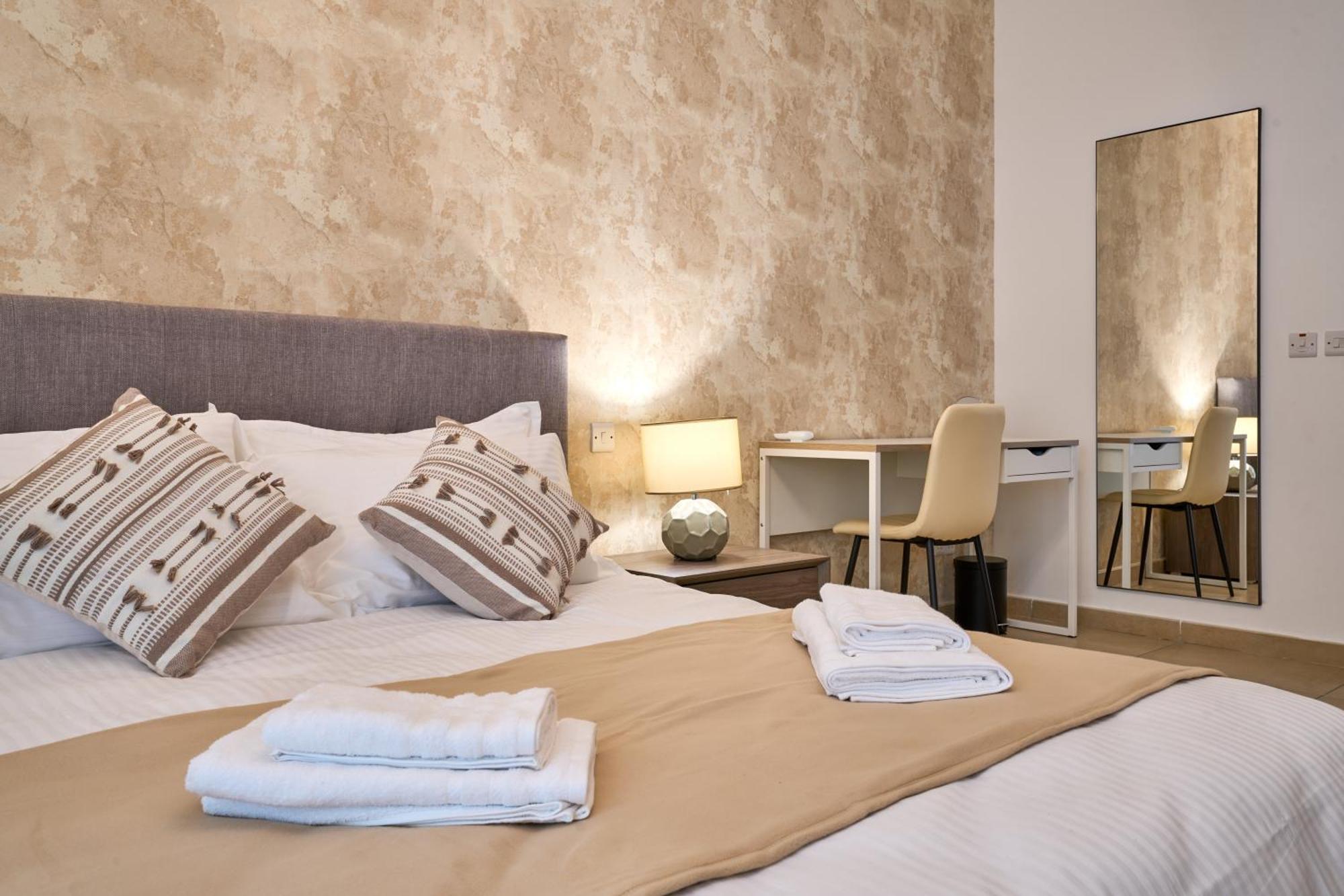 Stunning 3-Bedroom Seaview Retreat In Fort Cambridge Sliema Eksteriør bilde